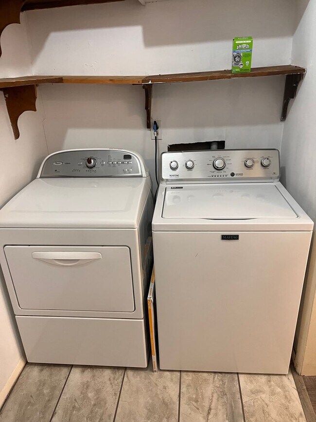 Building Photo - 3 bedroom, 2 bath bungalow on huge lot. Country living, but close to I-40, 140 and Wilmington.