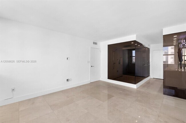 Building Photo - 1420 Brickell Bay Dr