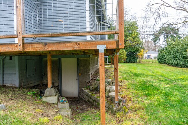 Building Photo - 3 bedroom/3 Bathroom House- In Town with Large yard