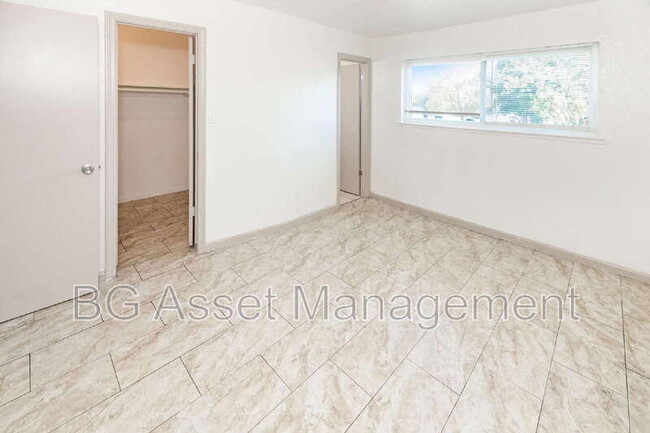 Building Photo - 728 Darina Ave