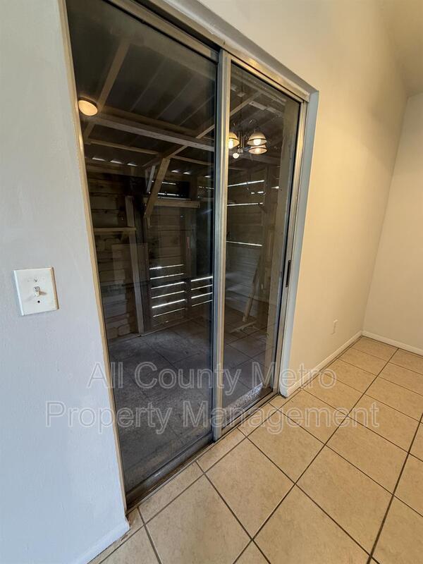 Building Photo - 2539 Ridgewood Ave