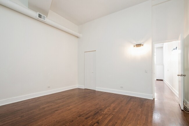 Building Photo - 1100 W Cornelia Ave