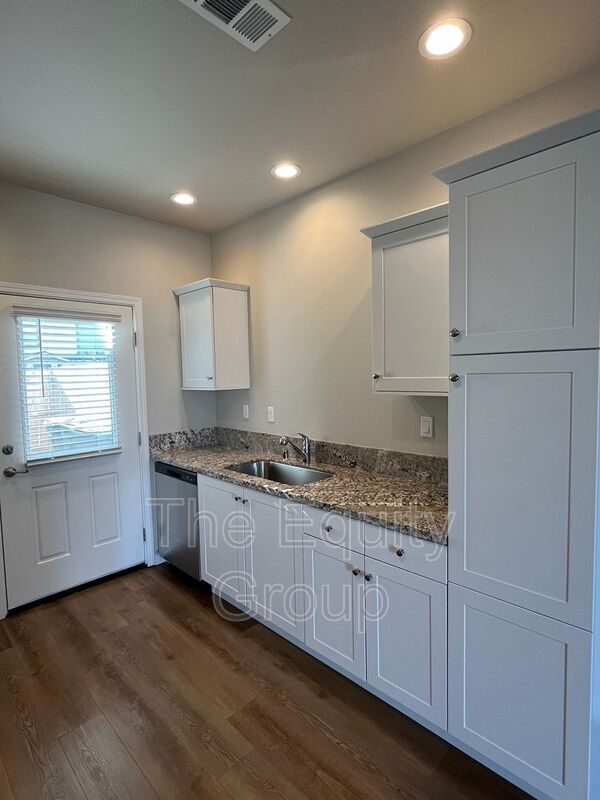 Building Photo - 405 S Summit St