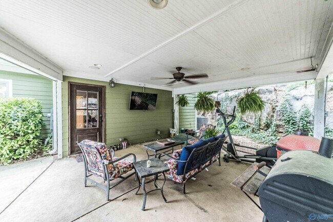 Building Photo - 1716 NE Wellman Ave