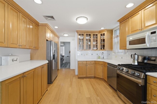 Building Photo - 27 N Dutcher St