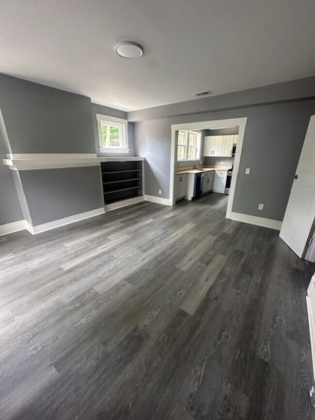 Building Photo - Beautifully Renovated 1-Bedroom Apartment ...