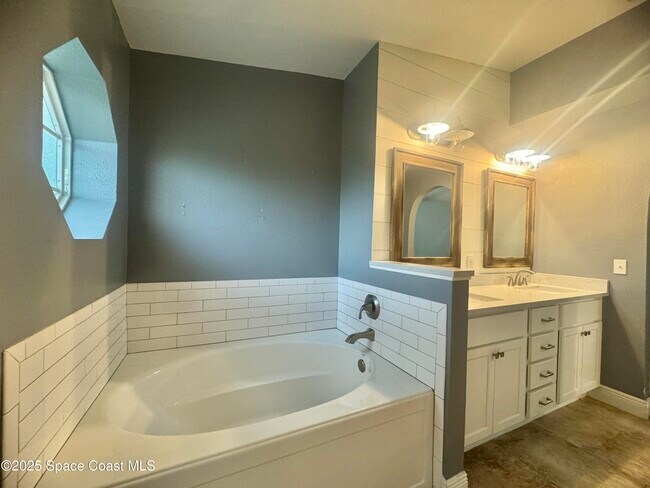 Building Photo - 4726 Four Lakes Dr