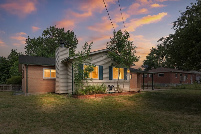 Building Photo - 571 S Taft St