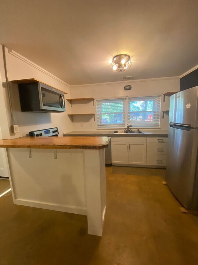 Building Photo - 170 Griffeth St