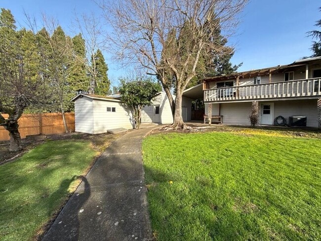 Building Photo - 869 Meadowlawn Dr SE