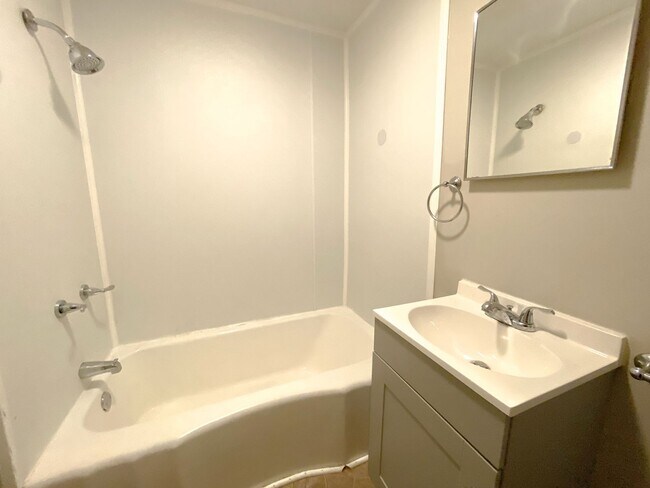 Building Photo - Charming 2-bedroom, 1 bath