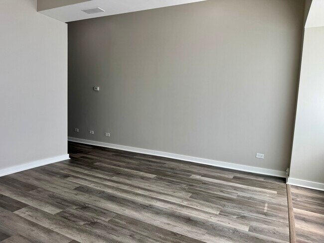 Building Photo - 3712 W Belmont Ave