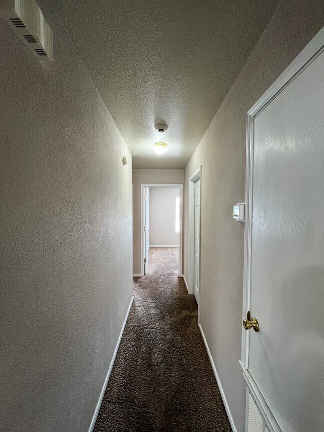 Building Photo - Available NOW  This home is centrally loca...