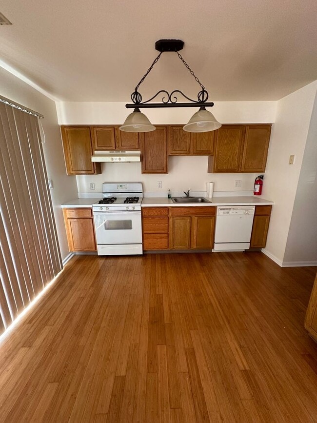 Building Photo - 3 bedroom in Essex Place
