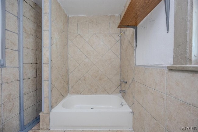 Building Photo - 68 Sirret St