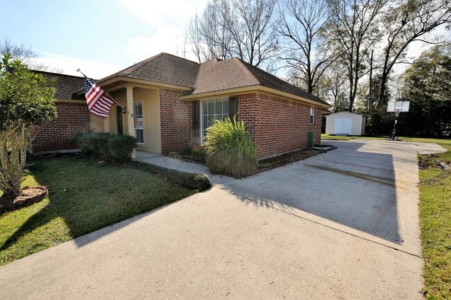 Building Photo - Beautifully remodeled! 3 Bedroom 2 Bath Home in Denham Springs