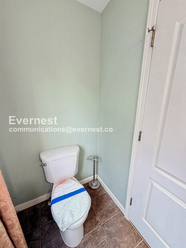 Building Photo - Spacious 3 Bed, 2.5 Bath Home with Fenced Yard and Attached Garage