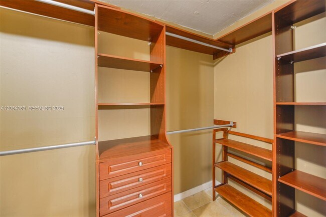Building Photo - 401 Golden Isles Dr