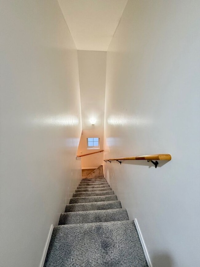 Building Photo - Welcoming 3-Bedroom Townhouse with Comfort...