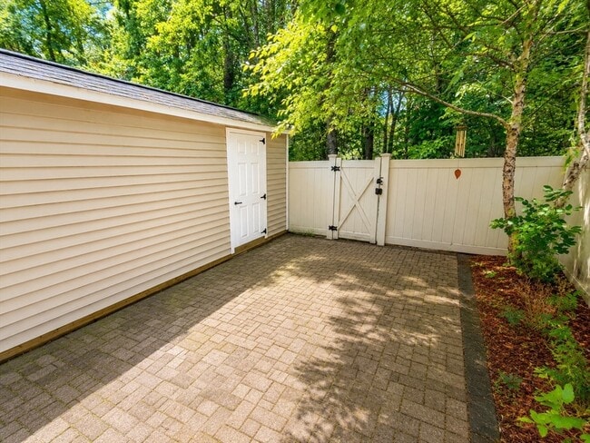 Building Photo - 708 Windsor Dr N