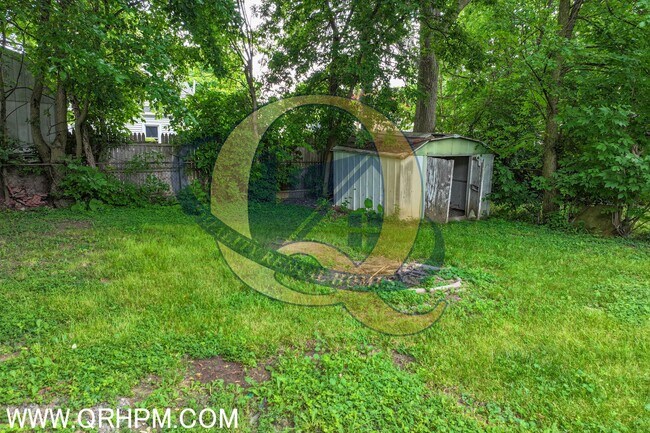 Building Photo - Don't miss your opportunity to make this home yours!