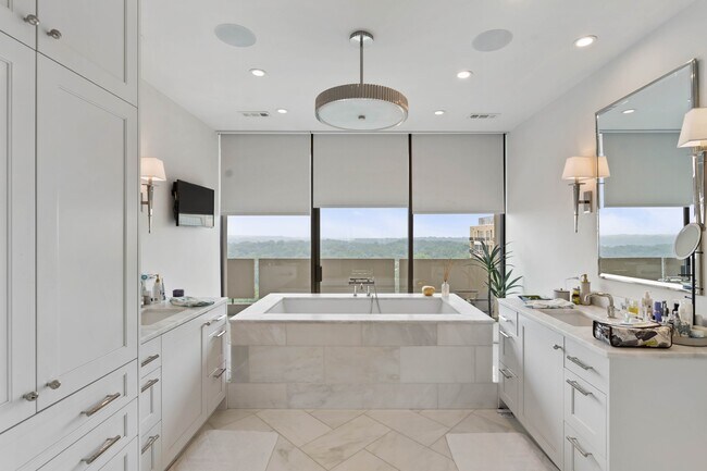 Building Photo - 2575 Peachtree Rd NE