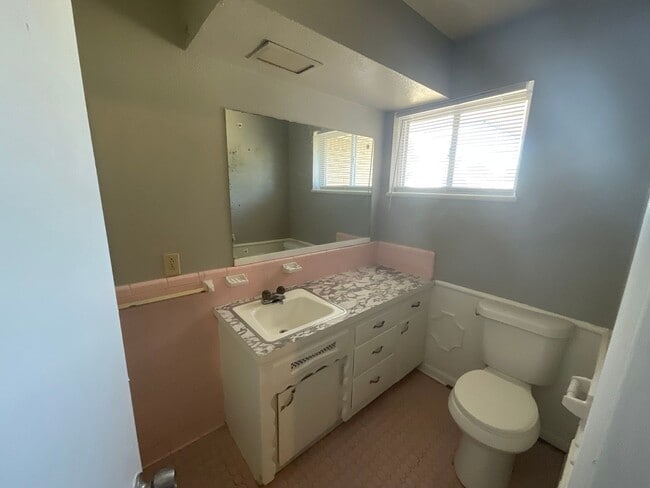 Building Photo - 3 Bed, 2 Bath, 1 Car Garage