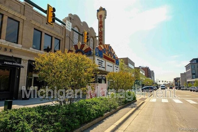 Building Photo - 2735 E Maple Rd