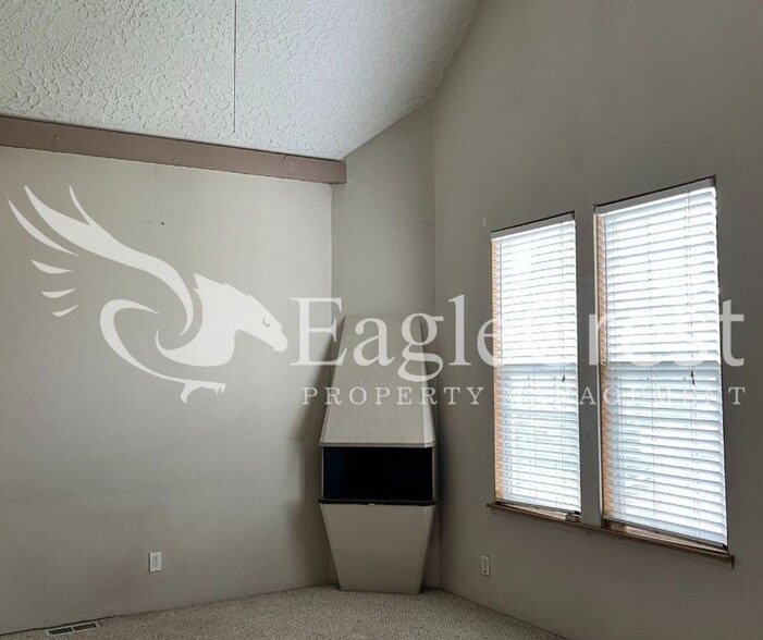 Building Photo - Charming 3BR Home with Spacious Yard & Bonus Living Space