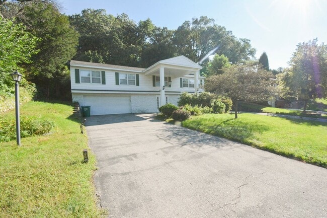 Building Photo - 4 Bed, 2 Bath Home for Rent – Unique Desig...