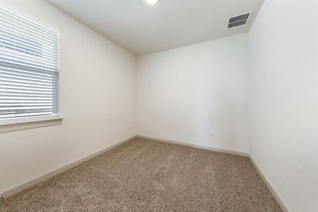 Building Photo - 2416 Tucker Ln