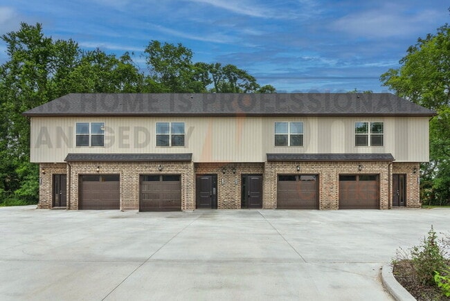 Primary Photo - 402 Shelby St