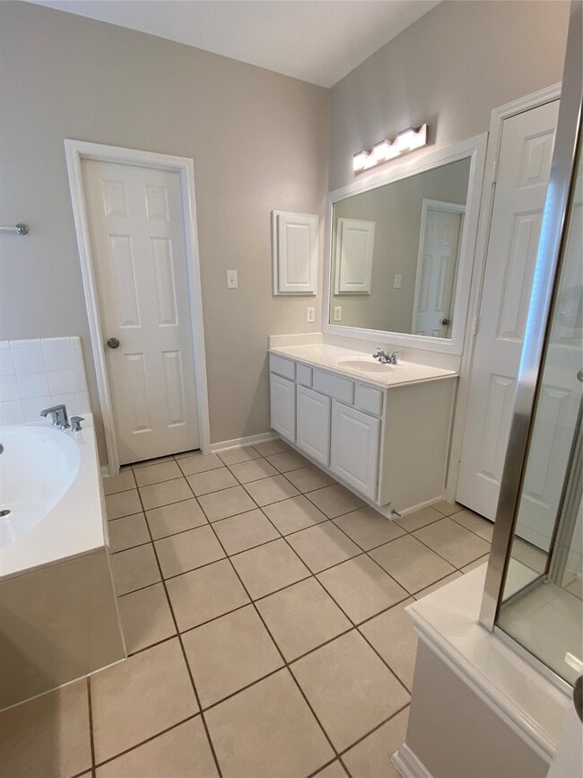 Building Photo - 2111 Emerald Cove Dr