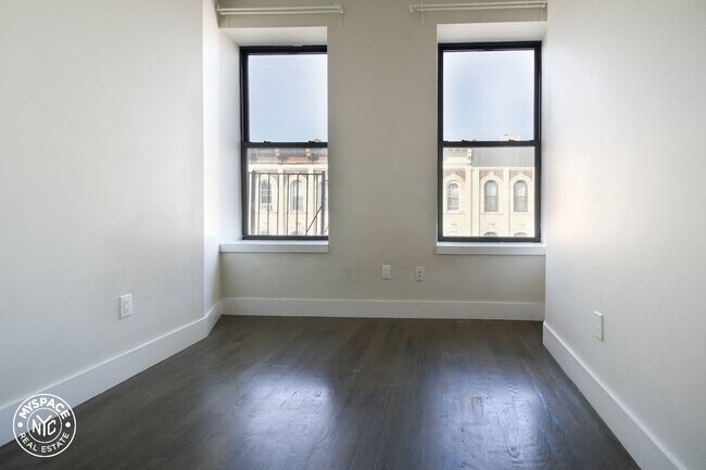 Building Photo - 1328 Halsey St