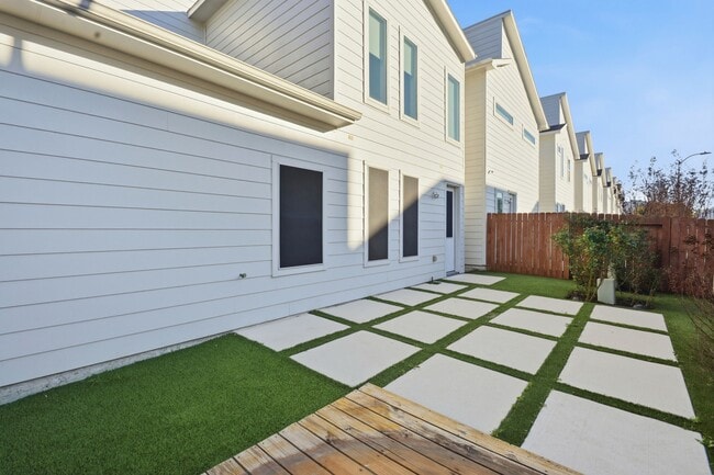 Building Photo - 5519 Paraiso Pl