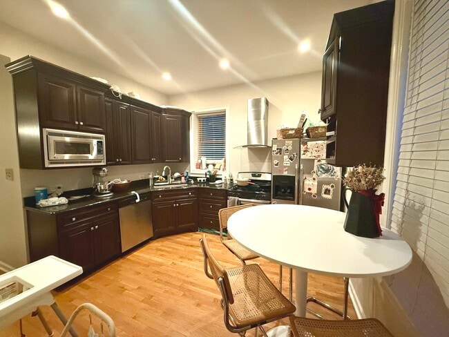 Building Photo - 1903 N Sheffield Ave