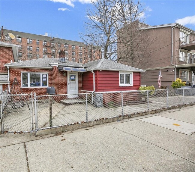Primary Photo - 2823 Ford St