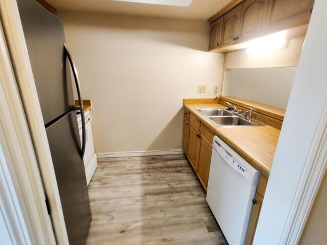 Building Photo - 117 Crown Point Cir