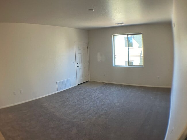 Building Photo - MOVE IN READY! Top-Floor Condo in the Hear...