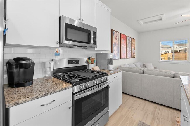 Building Photo - 512 White Steppe Way