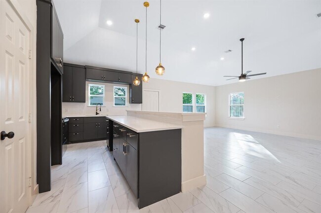 Building Photo - 16346 Summer Dawn Ln