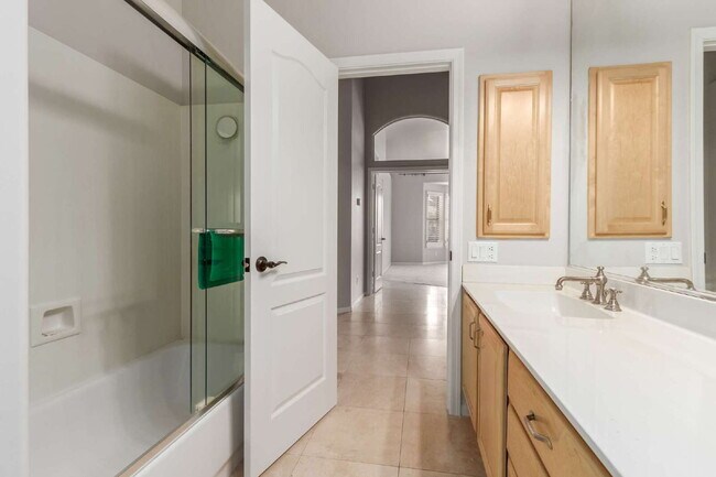 Building Photo - "Discover Your Dream Oasis: Spacious 4-Bedroom Retreat in Scottsdale's Paradise Drive!"