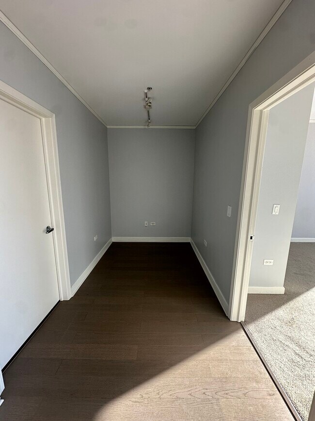 Building Photo - 1901 S Calumet Ave