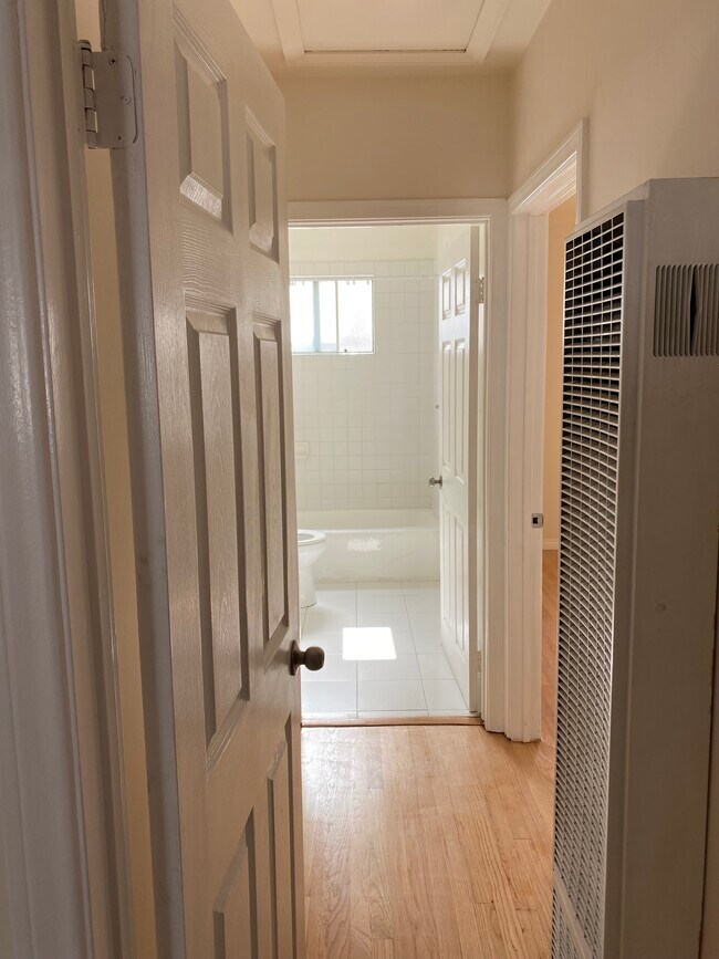 Building Photo - 1523 N Mariposa Ave