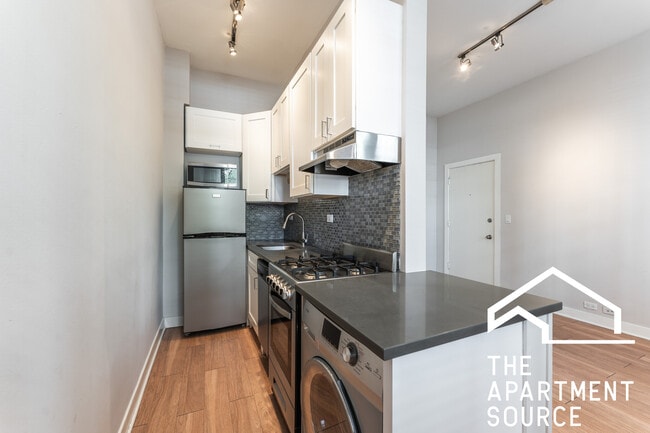 Building Photo - 511 W Belmont Ave