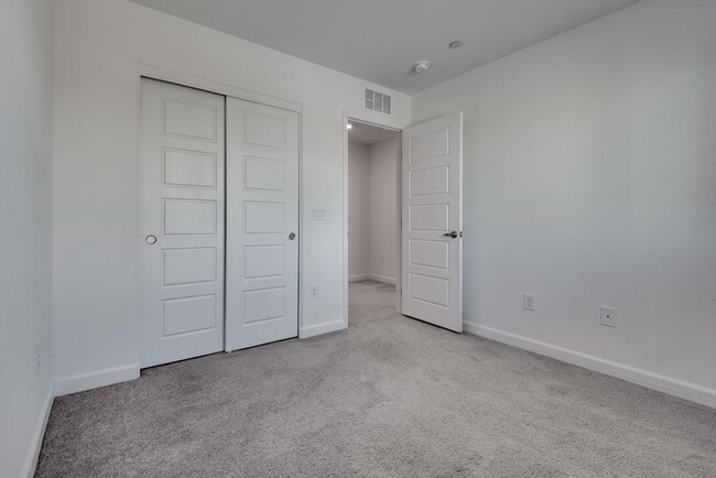 Building Photo - Modern 3-Bedroom Townhome in Gated Community