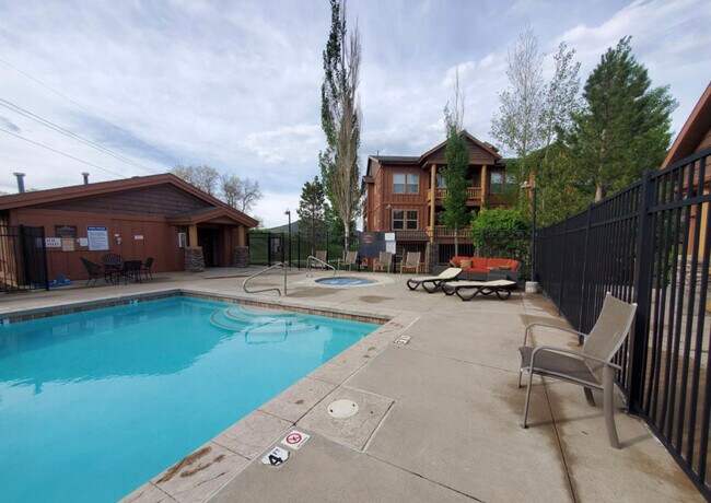 Building Photo - 1800 Fox Bay Dr