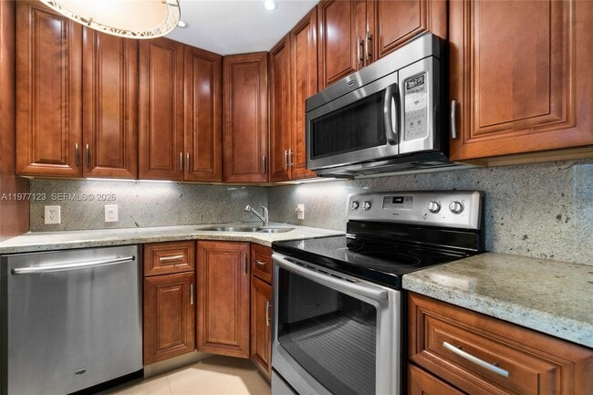 Building Photo - 3401 N Country Club Dr