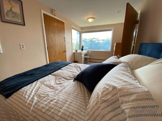 Building Photo - Spacious 5-Bedroom Home with Stunning View...