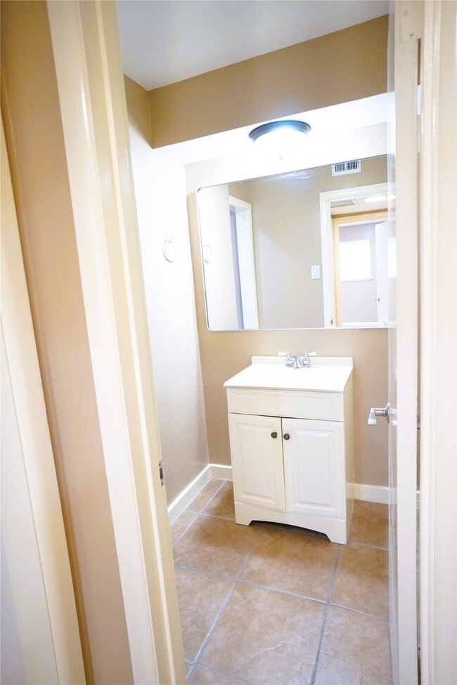 Building Photo - 2414 Mimosa Dr